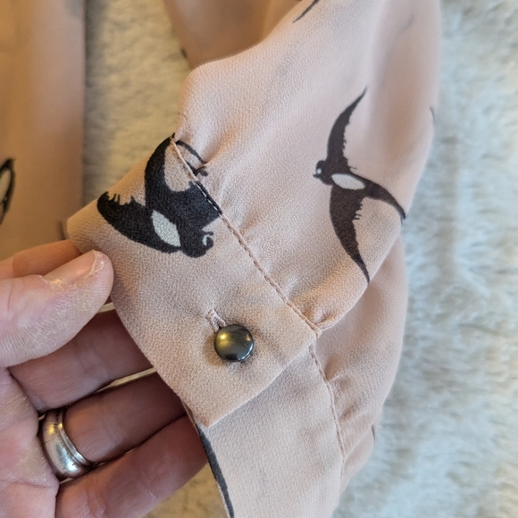 Gorgeous blush pink banana republic blouse with black and white swallows (birds) - Picture 4 of 7